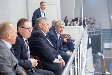 Вбрасывание шайбы провел спикер ЗС Сергей Грачев